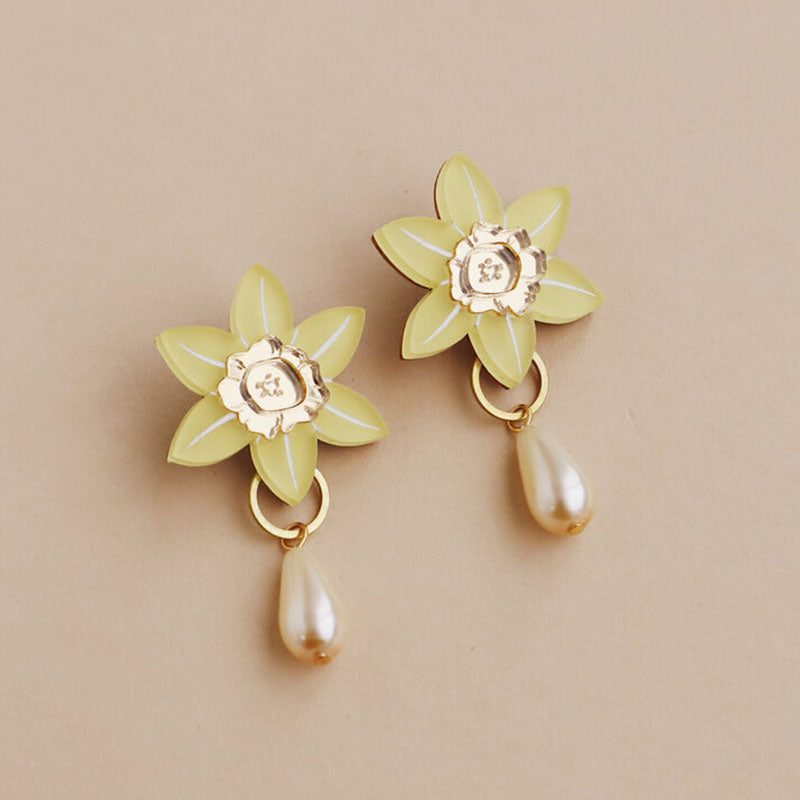 Wolf & Moon Daffodil Pearl Stud Earrings