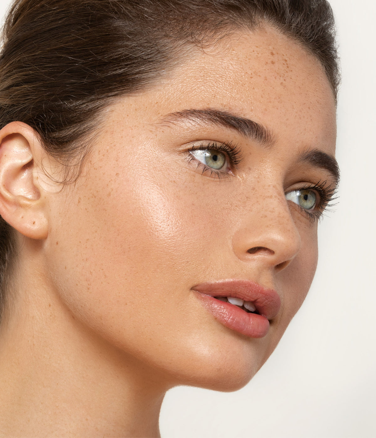 Aleph Concealer/Foundation 2.0 model